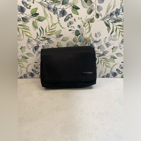 Beautiful Chanel Perfumes Black Makeup Bag/ Traveling Case - Picture 3 of 8
